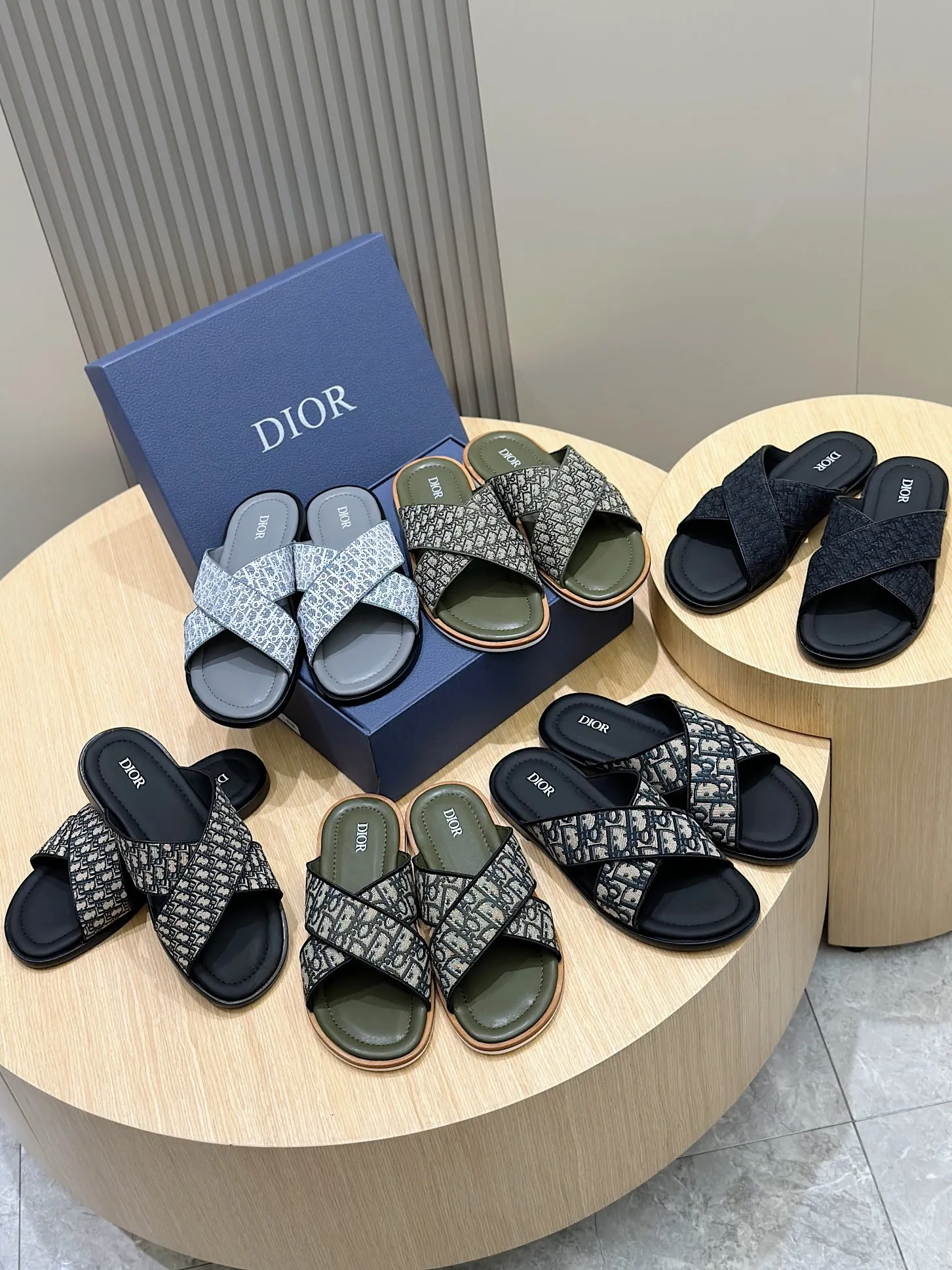P320 [DIOR] Size 39-44 (38.45 custom-made) 2024ss Dior’s latest men’s slippers are a must-have. Dior Alias ​​Men's Genuine Leather Slippers This summer new Alias ​​sandal embodies a casual and elegant style. Carefully crafted from grained cow leather and Oblique printed fabric, with cowhide lining! Cross-strap design with metal-clad brass CD Diamond logo. The imported cowhide leather and rubber sole adds sophistication and comfort, while Oblique print-effect anti-slip panels add style.